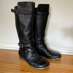 Mix Mooz size 8 black boots with wedge